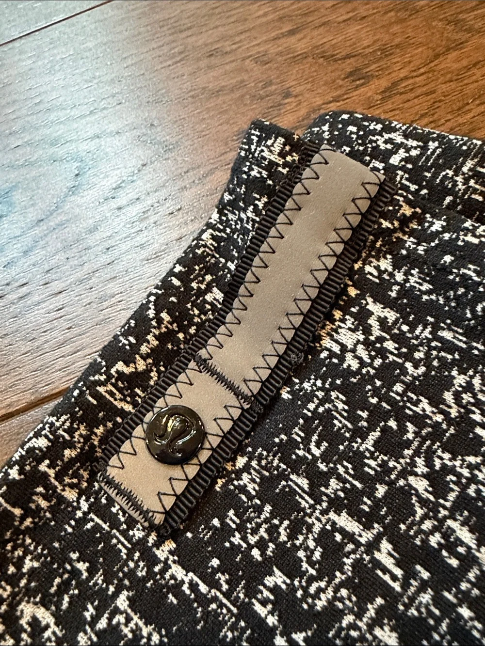 Lululemon Vinyasa Scarf in Black & White Pattern - One Size - C11-290
